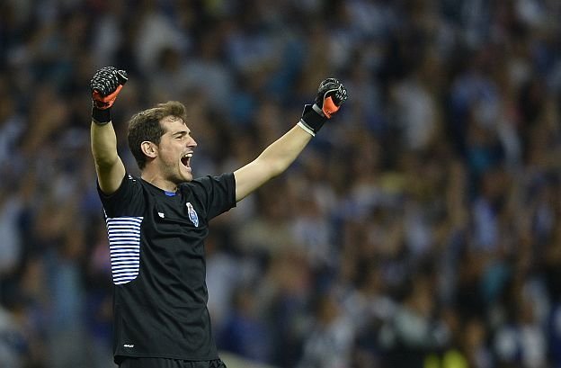 Porto's Spanish goalkeeper Iker Casillas celebrates at the end of the Portuguese league football match FC Porto vs SL Benfica at the Dragao stadium in Porto, on September 20, 2015. Porto won the match 1-0. AFP PHOTO/ MIGUEL RIOPA
